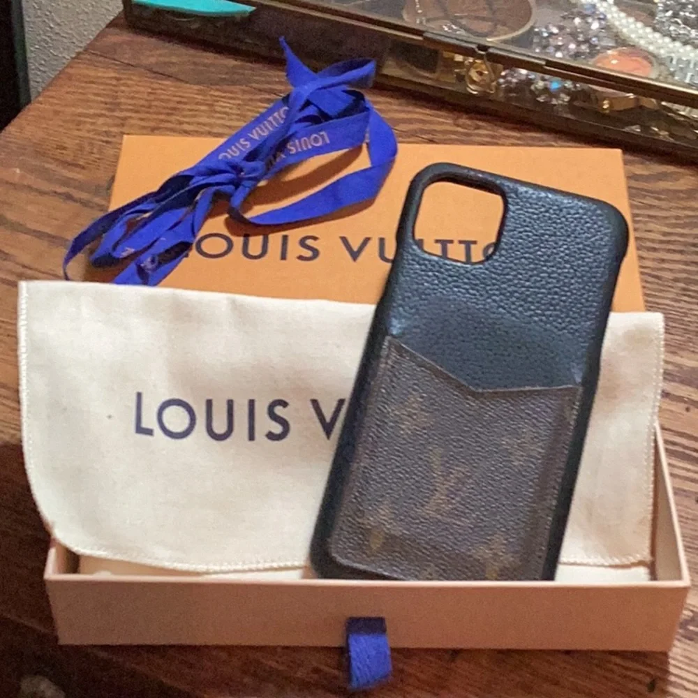 Louis Vuitton iPhone case with sleeper bag and box - Picture 7 of 7